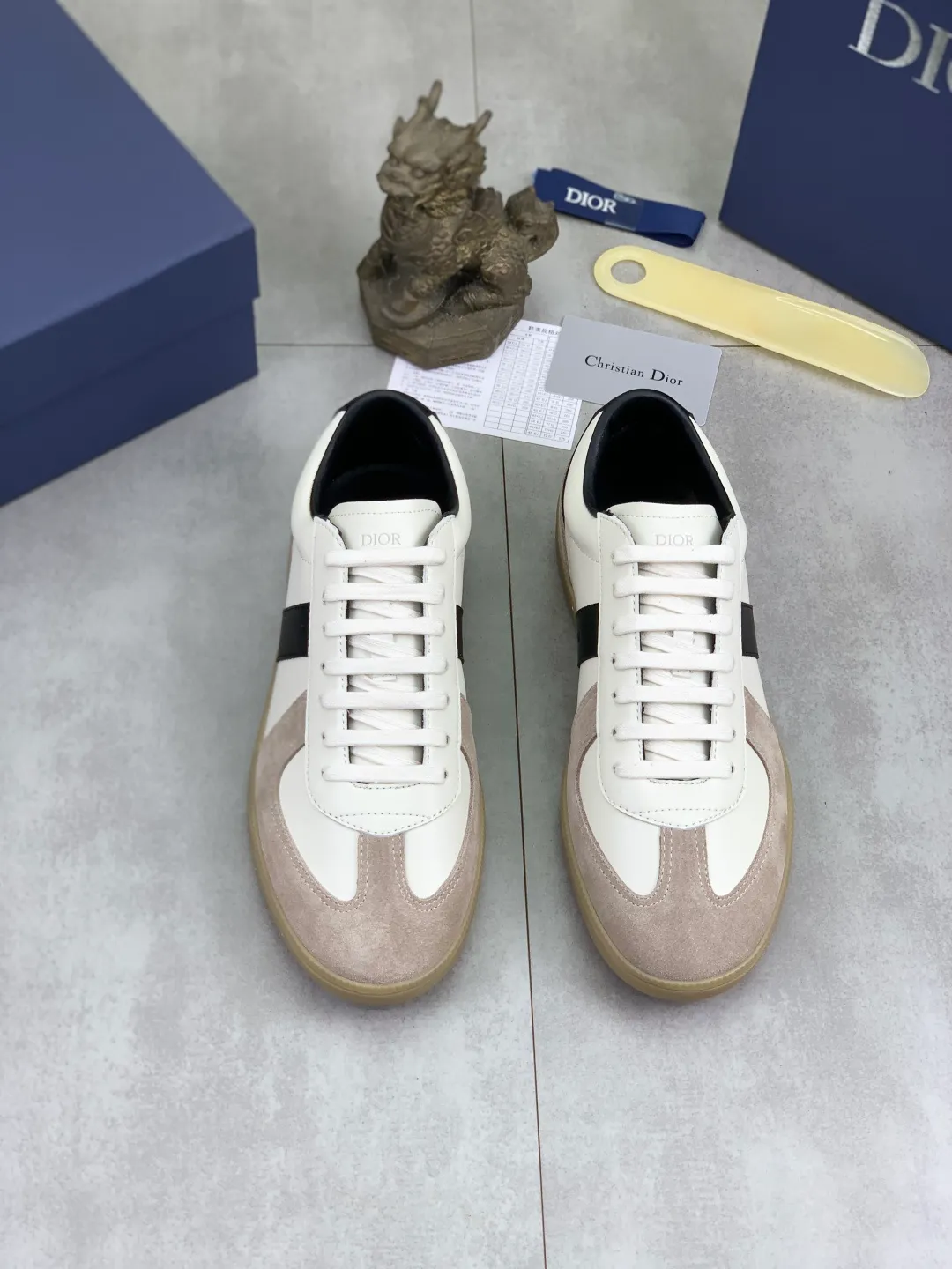 Men's shoes 💰P360 New Dior B01 moral training shoes, white first-layer cowhide, original molded outsole. New to the fall collection, this sneaker marks the return of a Dior classic, reinterpreted in a stylish and elegant silhouette. Crafted from white smooth first-grain cowhide with a tonal silk sheepskin lining, it features the Dior logo on the tongue and inner sides, and a CD icon on the heel. Paired with Tpu anti-slip soles of the same color, it can be matched with various styles to create a sophisticated look.  Code number: 38-44